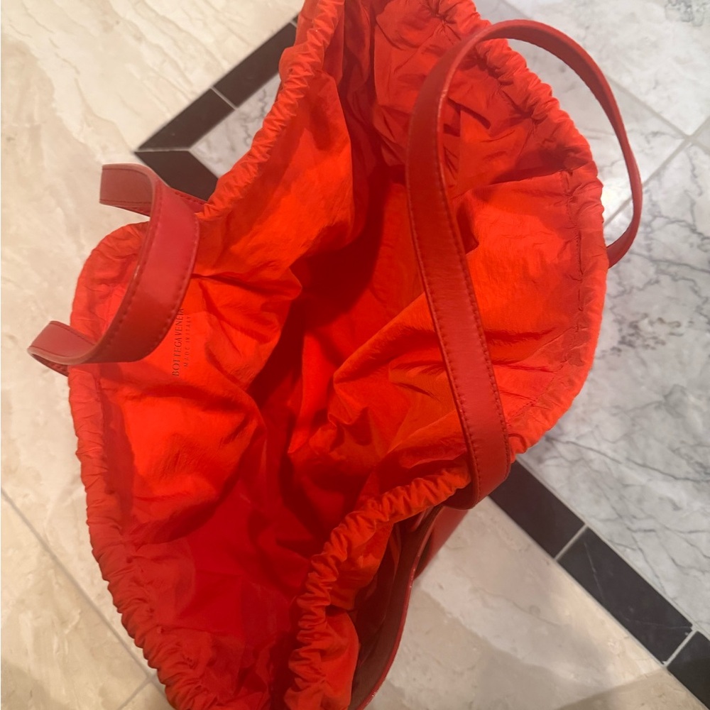 New - Bottega Veneta
Chili Tomato Calfskin Leather Large Shell Bag - Picture 17 of 17